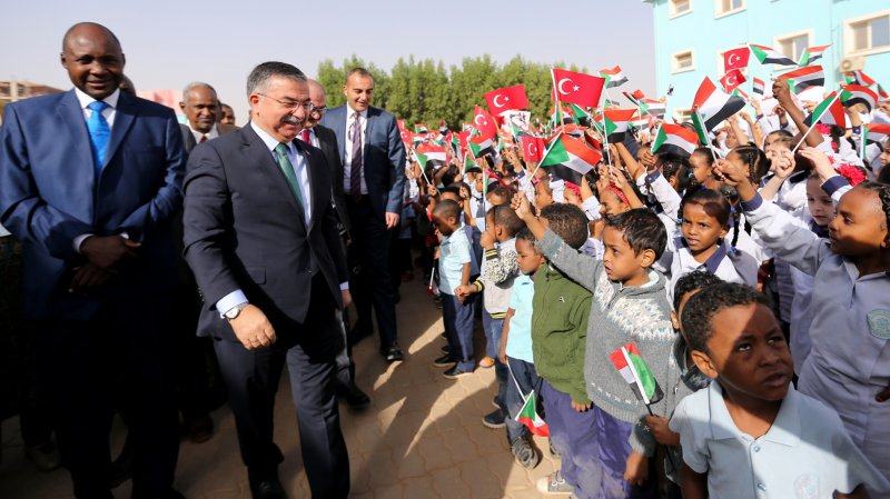 Bakan Yılmaz, Sudan´daki Türkiye Maarif okullarını ziyaret etti