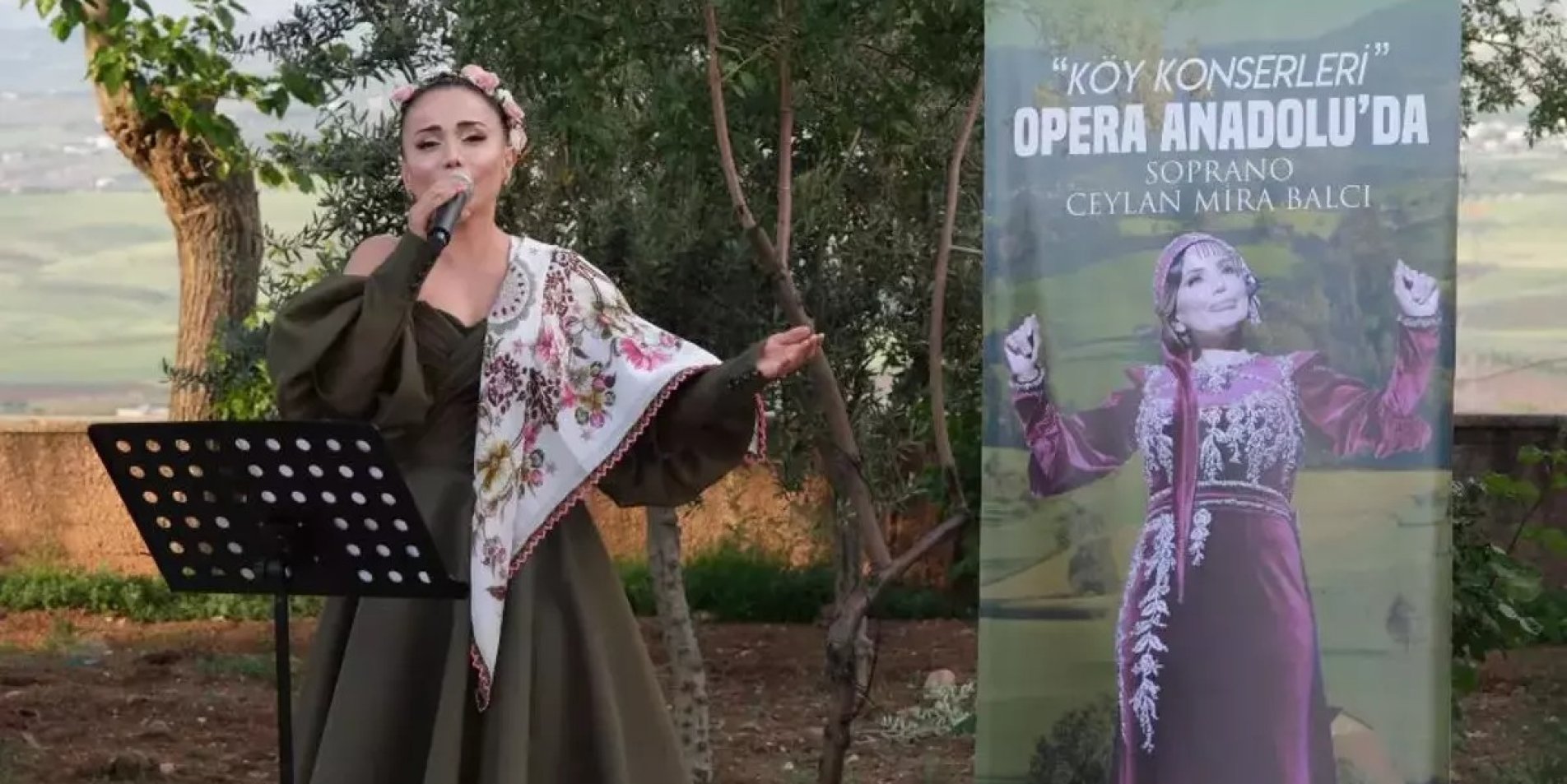 Ceylan Öğretmen Anadolu'yu Gezip İnsanlara Opera Sanatını ve Türkü Kültürünü Aşılıyor